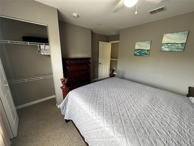 bedroom with ceiling fan, a textured ceiling, carpet, and visible vents