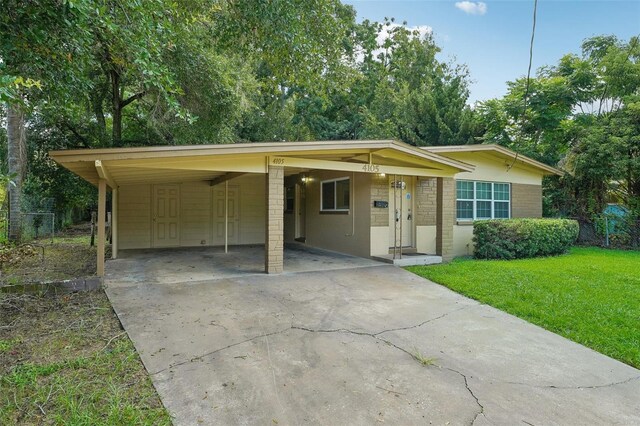 view of front facade featuring a front yard and a carport