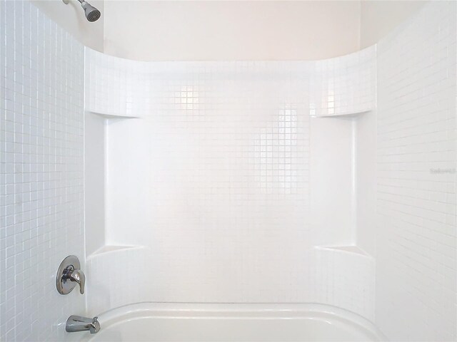 bathroom featuring tiled shower / bath combo