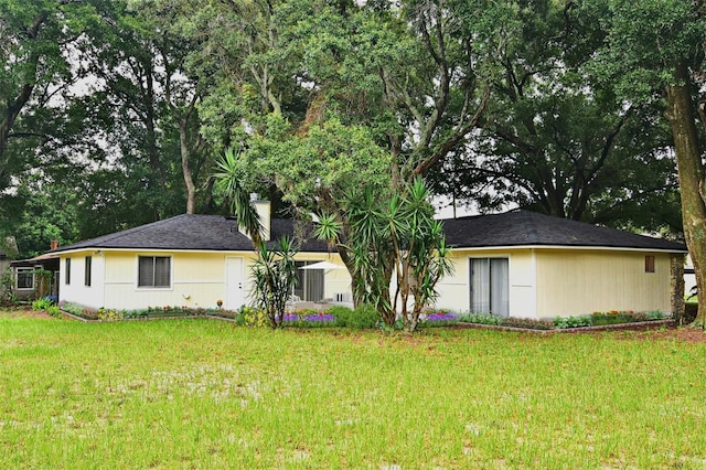 ranch-style house featuring a front yard