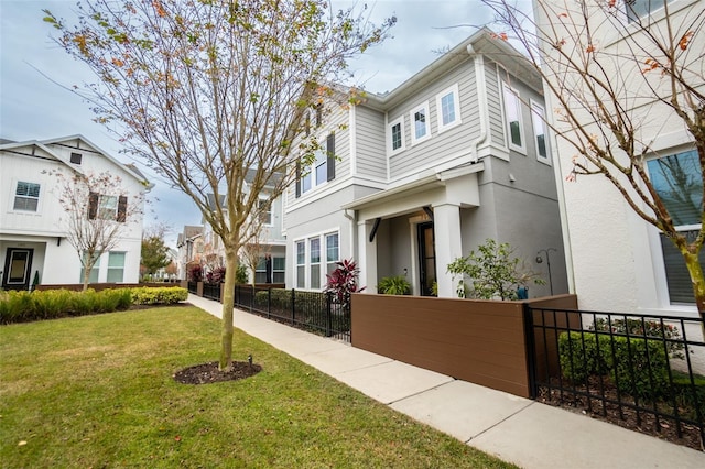 view of front of property featuring a front lawn