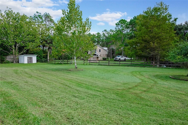 view of yard featuring a shed