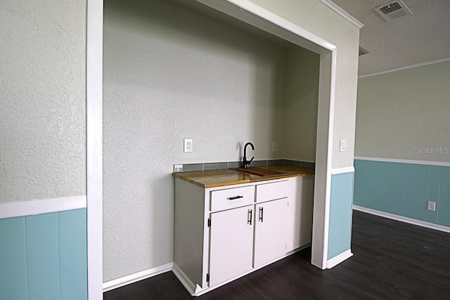 interior space featuring white cabinets, dark hardwood / wood-style floors, a textured ceiling, and sink