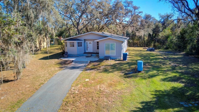 view of front of property featuring a front yard