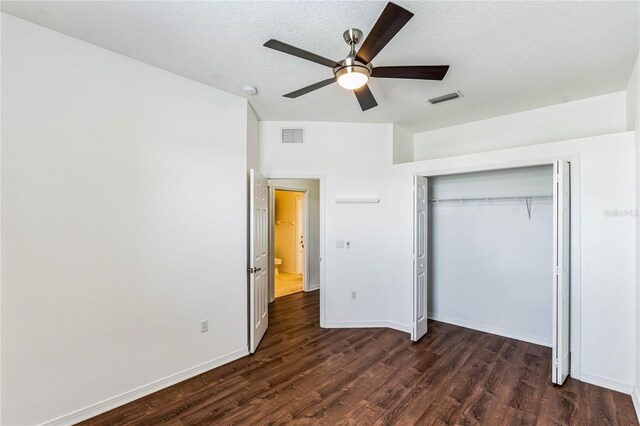 unfurnished bedroom featuring ceiling fan, dark wood-type flooring, a textured ceiling, and a closet