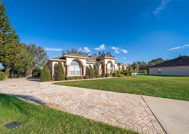 view of front of home featuring a front yard