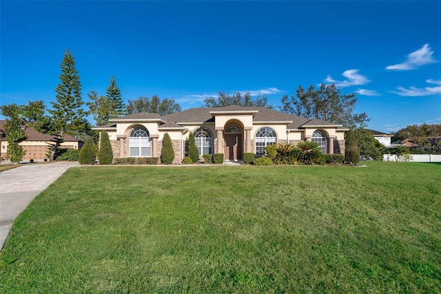 view of front facade with a front yard