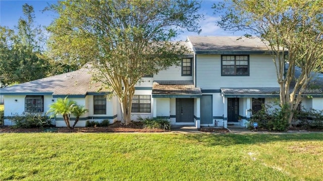 view of front of property featuring a front lawn