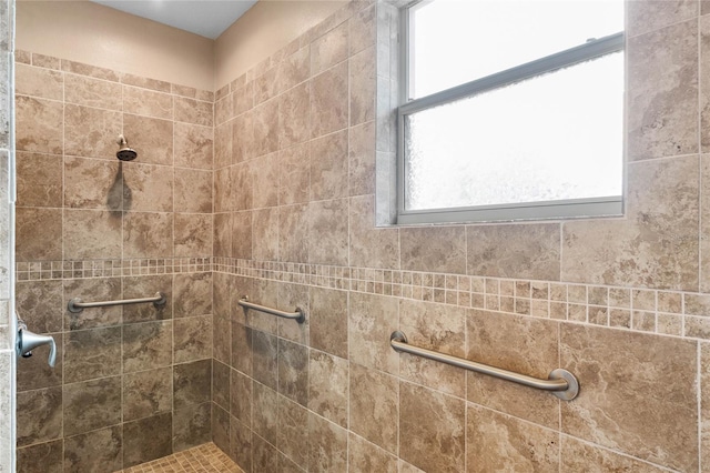 bathroom featuring a tile shower