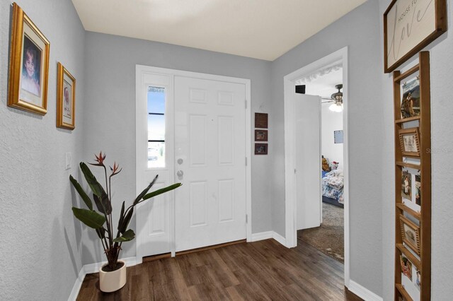 foyer with dark wood-type flooring and ceiling fan