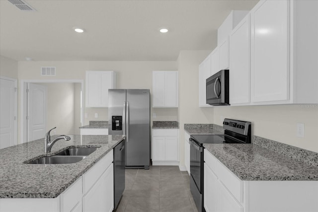 kitchen featuring a center island with sink, visible vents, stainless steel appliances, and a sink