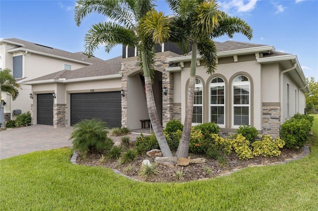 view of front of property featuring a front lawn