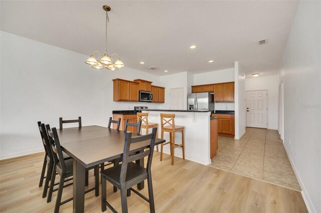 dining room with visible vents, recessed lighting, light wood-style flooring, and baseboards