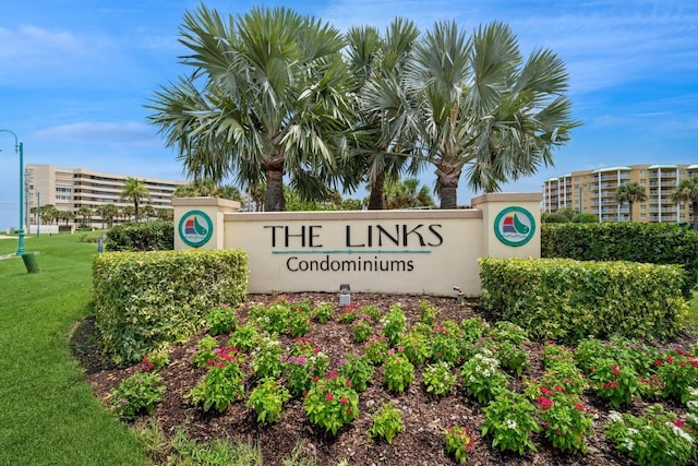 community / neighborhood sign featuring a yard