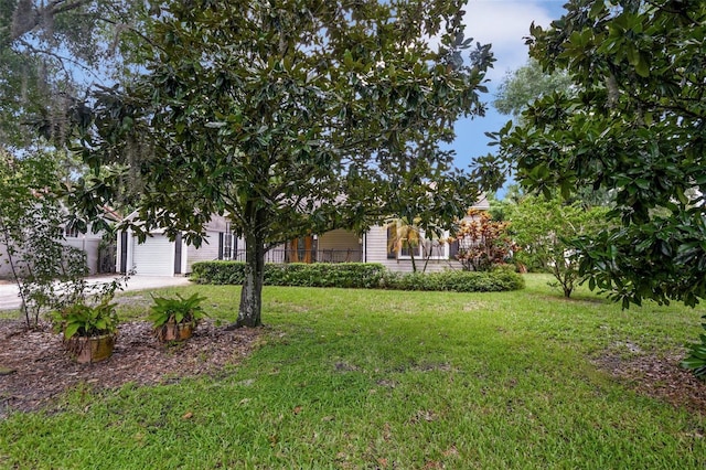 exterior space featuring a front yard