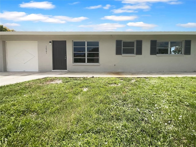 single story home featuring a front lawn