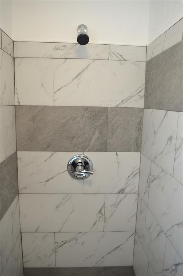 details featuring tiled shower