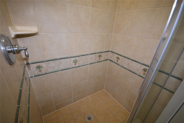 bathroom featuring a tile shower