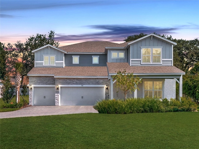 view of front of house featuring a yard and a garage