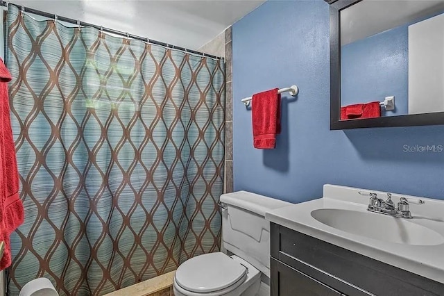 bathroom with a shower with curtain, vanity, and toilet