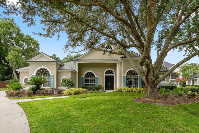 view of front facade featuring a front yard