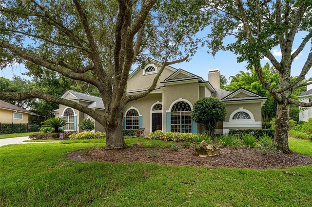 view of front facade featuring a front lawn