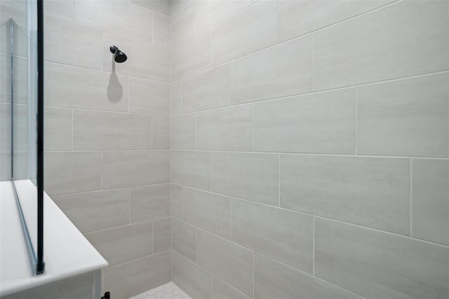 bathroom featuring tiled shower