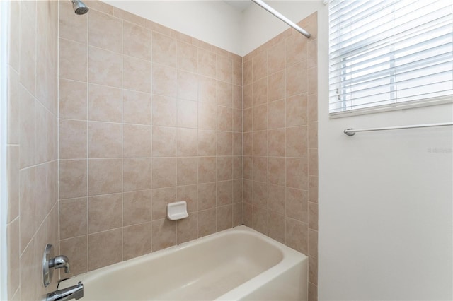 bathroom with tiled shower / bath combo