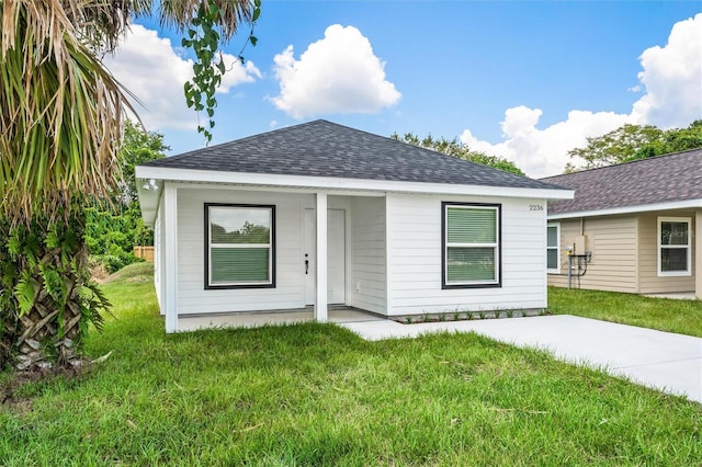 single story home with a front lawn