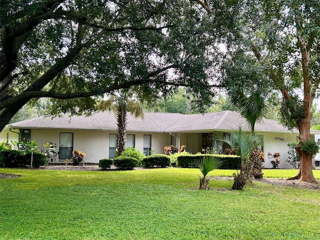 single story home with a front lawn