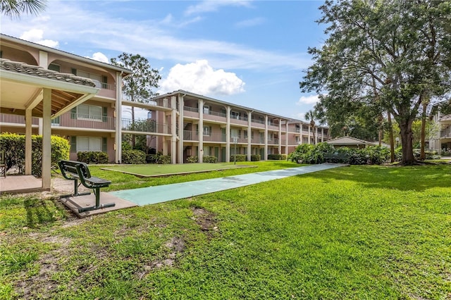 view of property's community featuring a yard