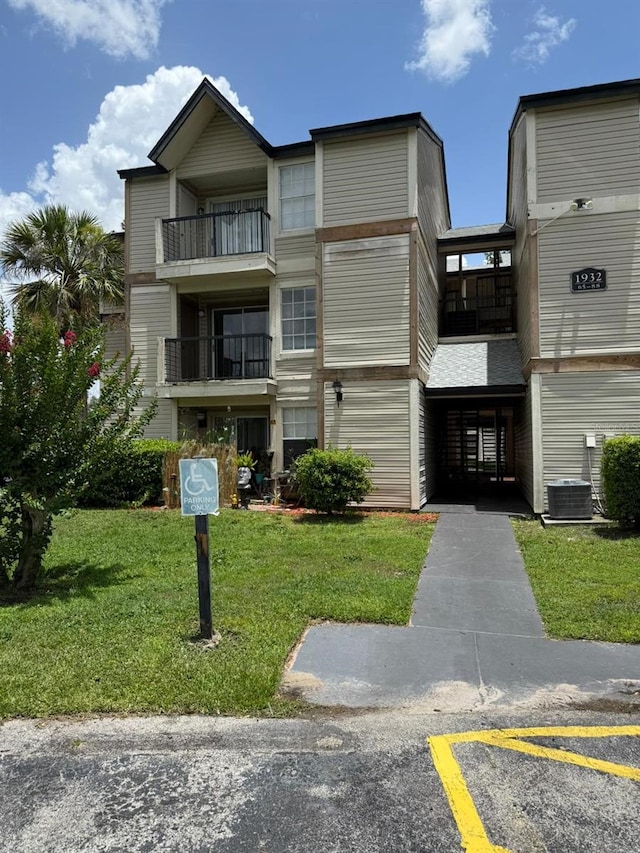 1932 Lake Atriums Cir Unit 70, Orlando, FL 32839 - view of property with a front yard