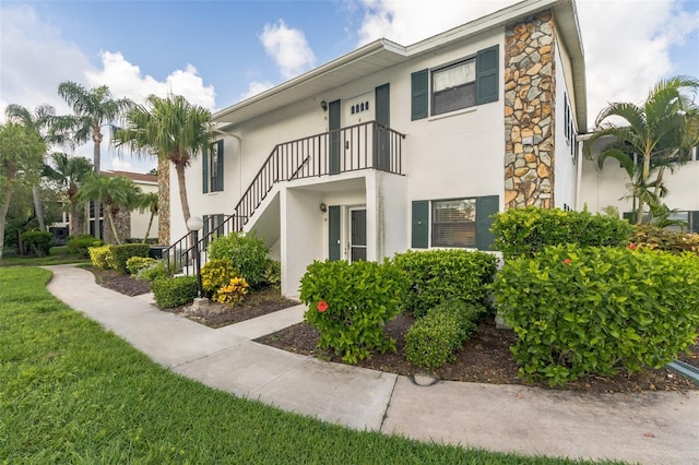 view of front of property featuring a front lawn