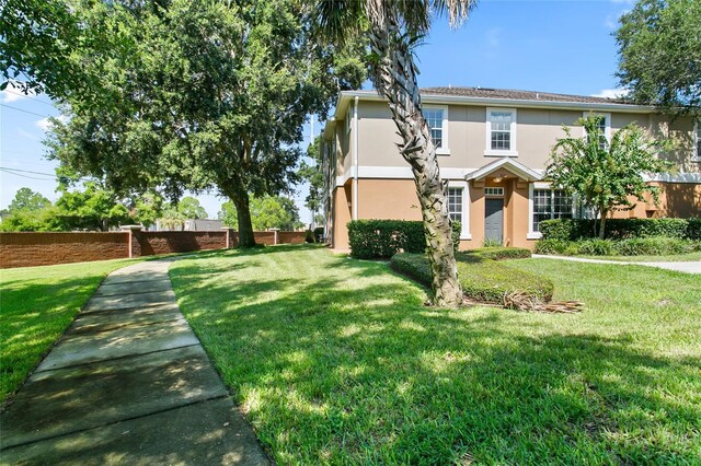 view of front facade with a front yard