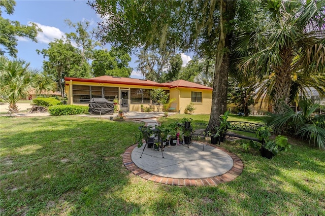 view of yard featuring a patio