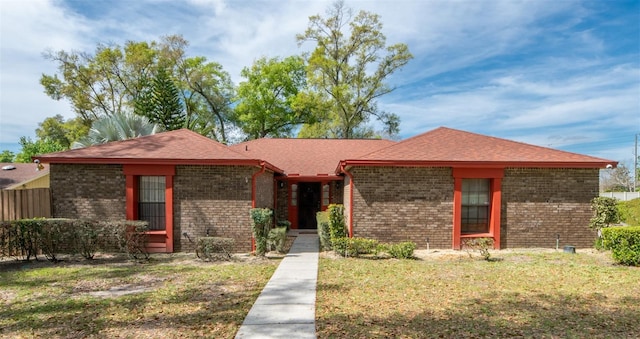 ranch-style house featuring a front yard