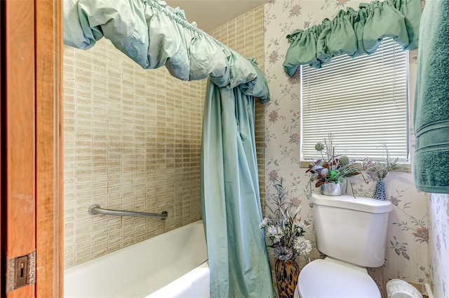 1546 Stormway Ct, Apopka, FL 32712 - bathroom with wallpapered walls, toilet, and shower / bath combo