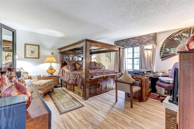 1546 Stormway Ct, Apopka, FL 32712 - bedroom featuring a textured ceiling and light wood finished floors
