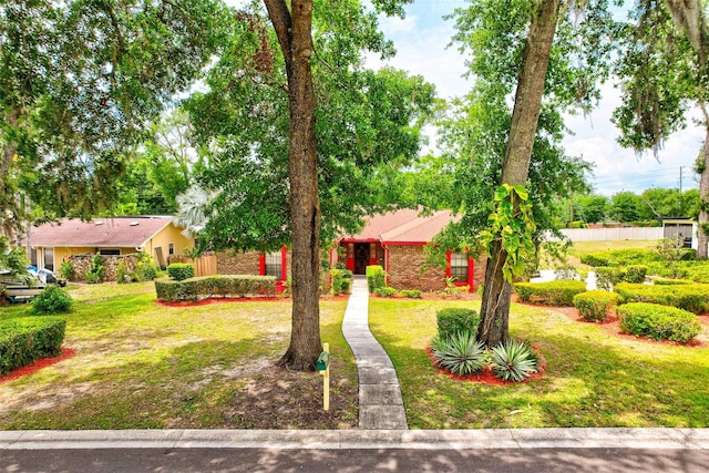 1546 Stormway Ct, Apopka, FL 32712 - obstructed view of property featuring a front yard