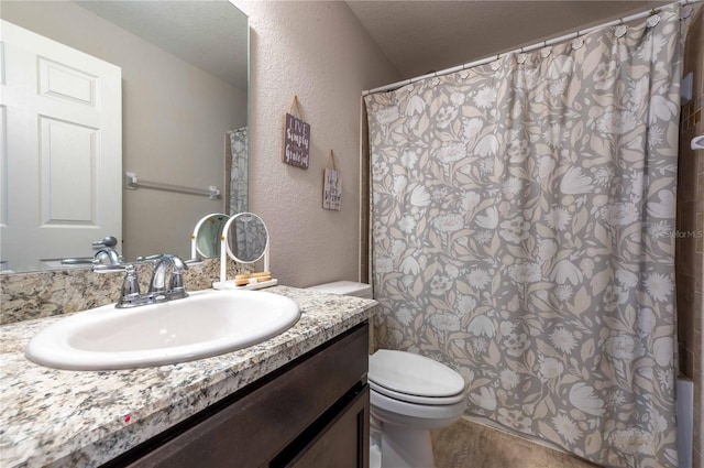 full bathroom featuring a textured wall, toilet, a shower with shower curtain, wood finished floors, and vanity