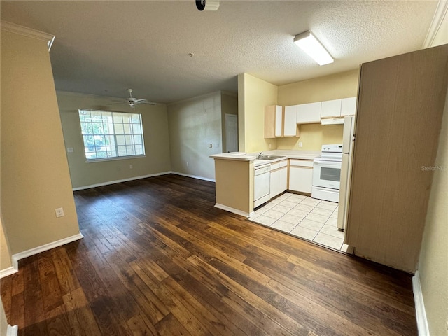 kitchen with light tile patterned flooring, electric range oven, a textured ceiling, ceiling fan, and kitchen peninsula