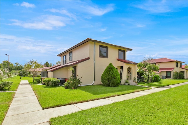 view of front of property featuring a front lawn