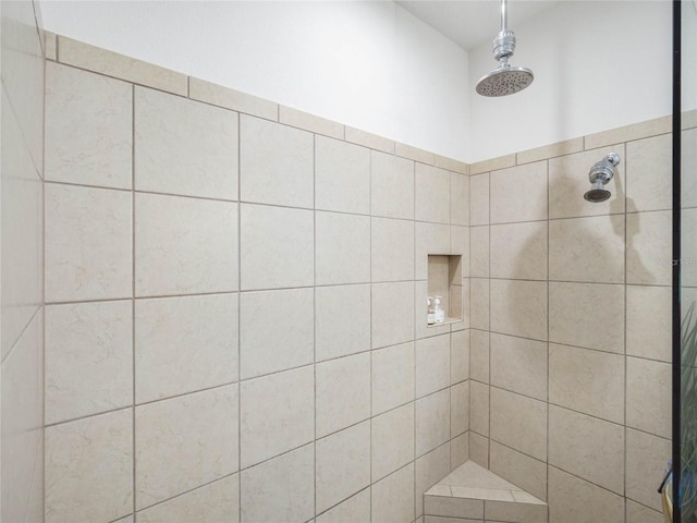 bathroom featuring tiled shower