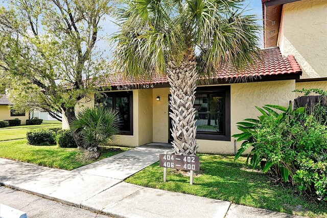 mediterranean / spanish-style house with a front yard