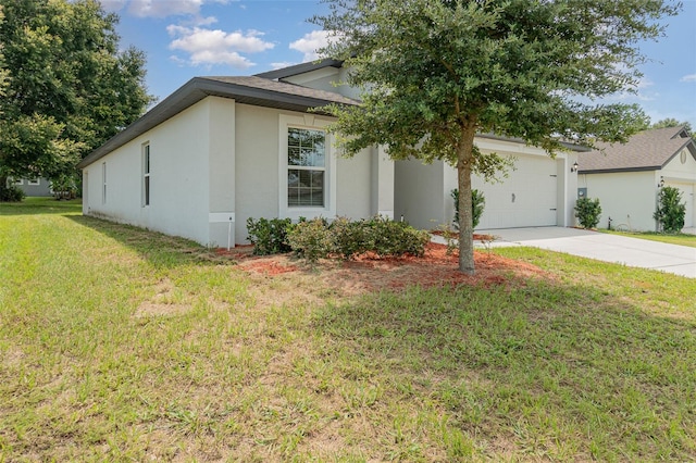 view of front of property featuring a front yard and a garage