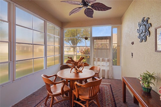 sunroom with ceiling fan