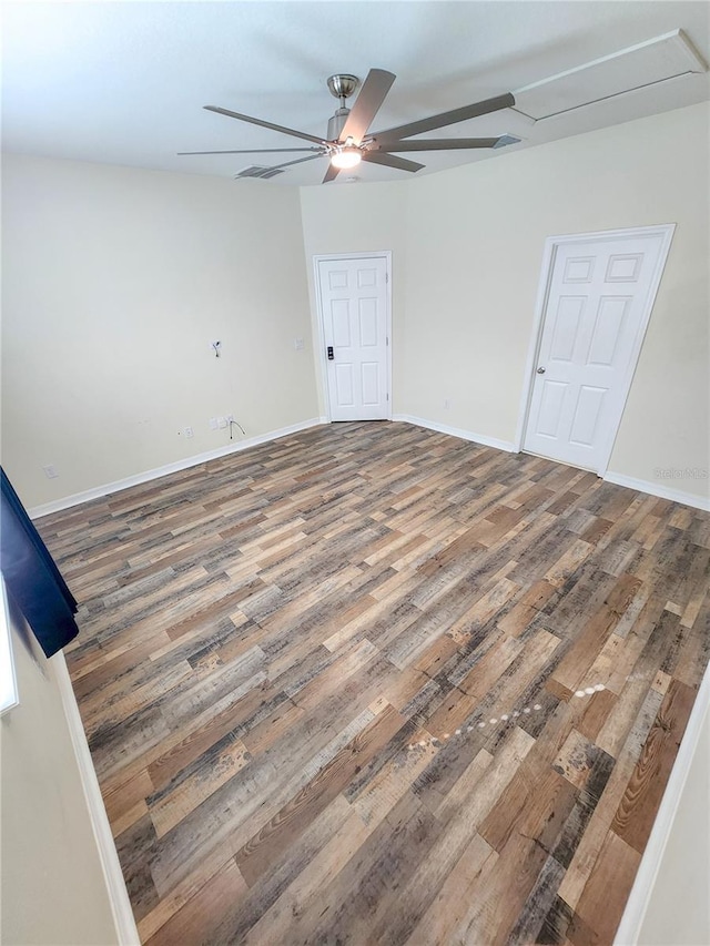 empty room featuring dark wood-type flooring and ceiling fan