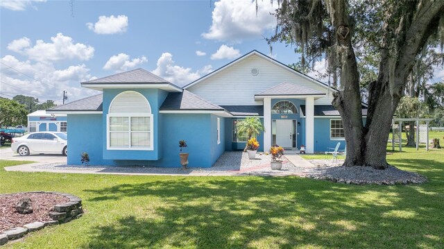 view of front of property with a front yard