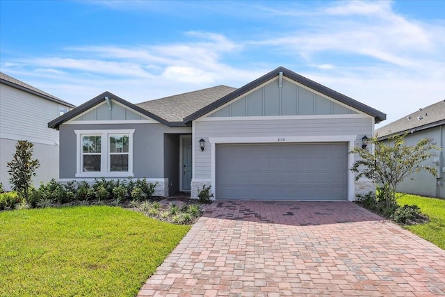 view of front of house featuring a garage and a front yard