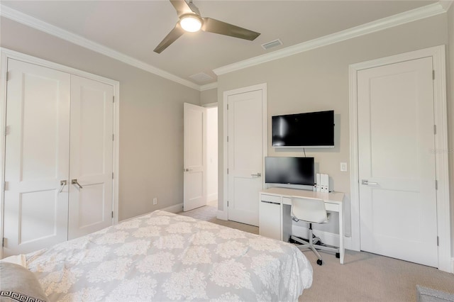 bedroom featuring light carpet, baseboards, visible vents, a ceiling fan, and crown molding